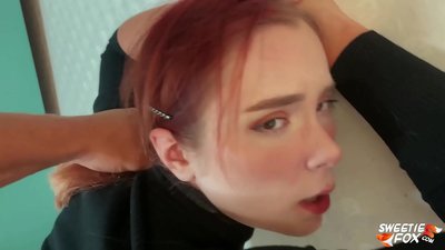 Nwoke a kpagburu n'ọnụ na ọtụ na-erube isi na-acha ọbara ọbara Skimpy na Cum na nnụnnụ tit